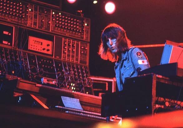 Keith Emerson, ’70s Rock Showman With a Taste for Spectacle, Dies at 71