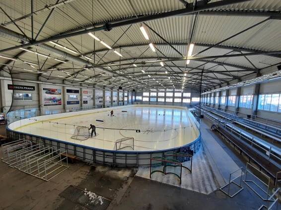 Ledová plocha a hlediště zimního stadionu