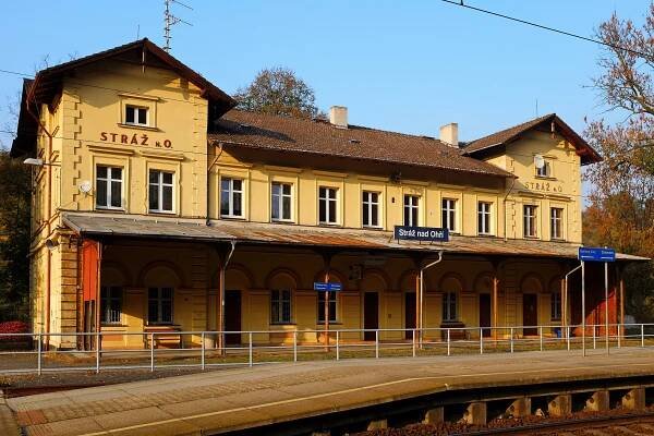 Oprava nádražních budov. Kde se cestující v Karlovarském kraji dočkají lepšího zázemí