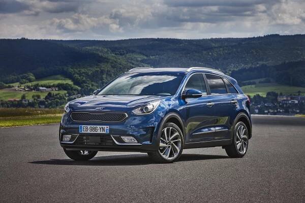 Kia Niro nebo Toyota C-HR? Vybíráme hybridní crossover