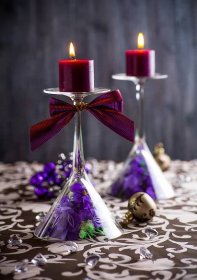 Krásné svícny na vánoční stůl: Vyrobte je ze skleniček na víno ...