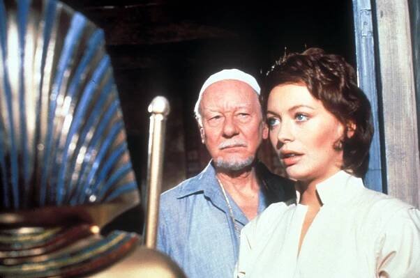 Sfinga - Z filmu - John Gielgud, Lesley-Anne Down