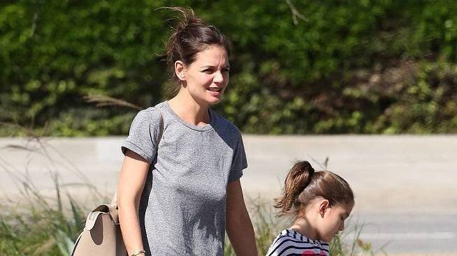 Jedno ňadro nahoře, druhé dole. Katie Holmes by podprsenka bodla