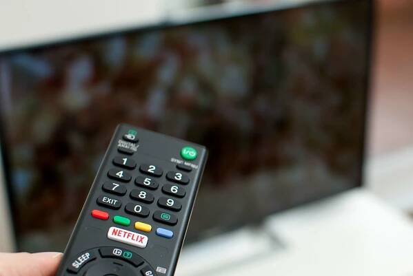 Ilustrační foto: Řada chtřejších televizí již má v sobě zabudován přímý přístup k videoobsahu Netflixu. Zdroj: iStock