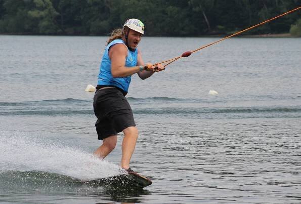 Wakeboardisti jedou super triky na Těrlické přehradě. Daří se domácím