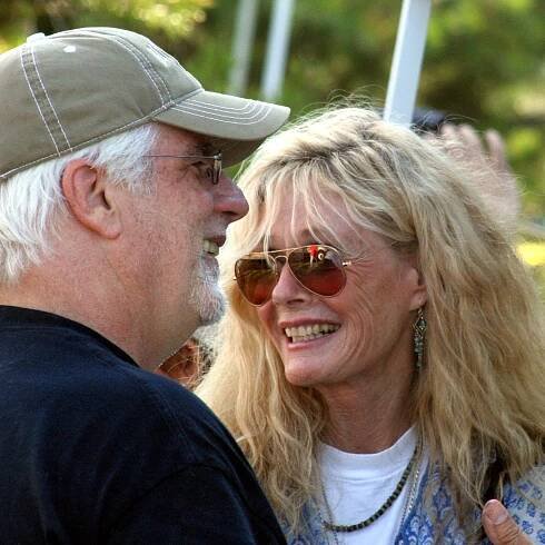 Soubor:Kim Carnes with Mike MacDonald.jpg – Wikipedie