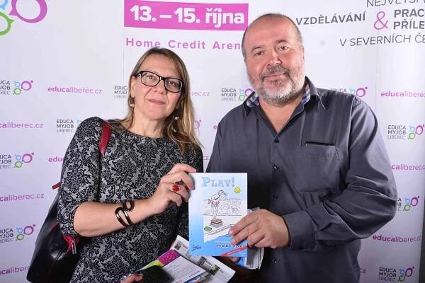 soubor Brabcová a Gamba po křtu knihy_mala.jpg
