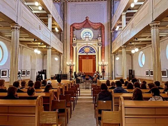 Procházky uměním vsadily ve Staré synagoze v Plzni na česko-německé vztahy
