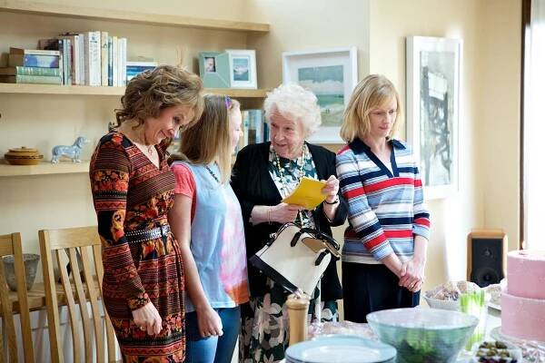 V čísle 9 - Nana's Party - Promo - Lorraine Ashbourne, Claire Skinner