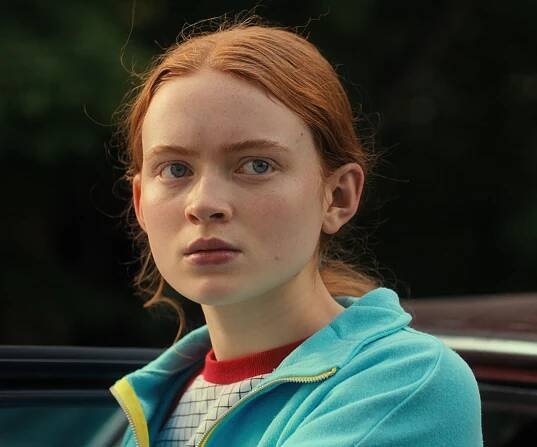 Hvězda Stranger Things se stala novou tváří Armani. Na fotkách v rudé vypadá mladá herečka naprosto dokonale