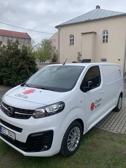 Nový dodávkový automobil v Charitě Krnov