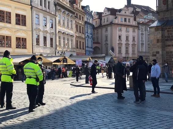 V Praze dnes protestovaly stovky lidí. Policisté kvůli demonstracím uzavřeli Václavské i Staroměstské náměstí