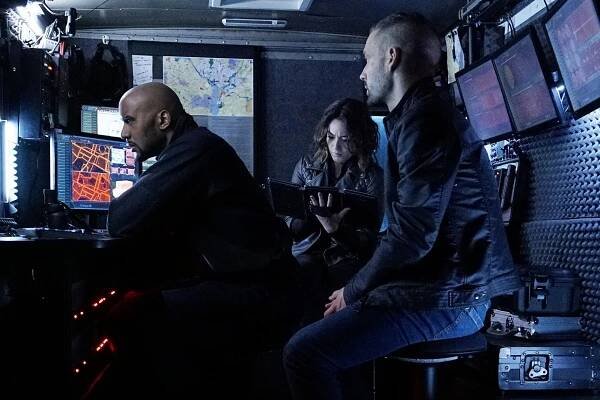 Agenti S.H.I.E.L.D. - Skrytý mezi námi - Z filmu - Henry Simmons, Chloe Bennet, Nick Blood