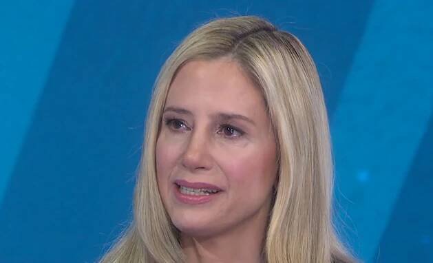Mira Sorvino Breaks Down in Tears at Sight of All of Harvey Weinstein's Accusers: It's 'Crazy'