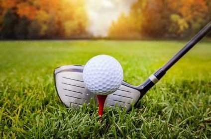 golfový míček a golfový klub v krásném golfovém hřišti při západu slunce - golf - stock snímky, obrázky a fotky