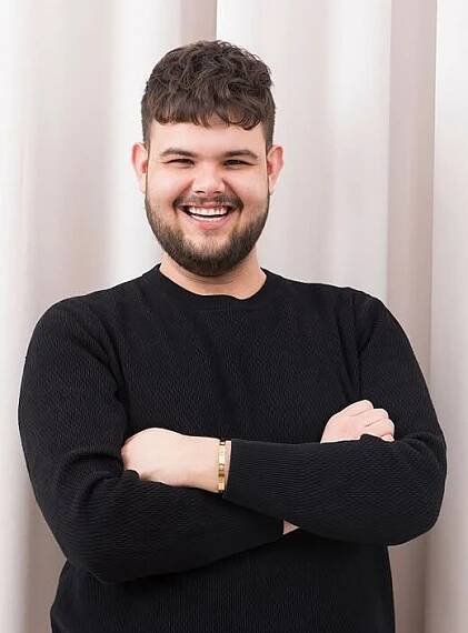 Smrt v salonu kadeřníka Arsova: Jeho zaměstnanec zemřel, oplakávají ho celebrity