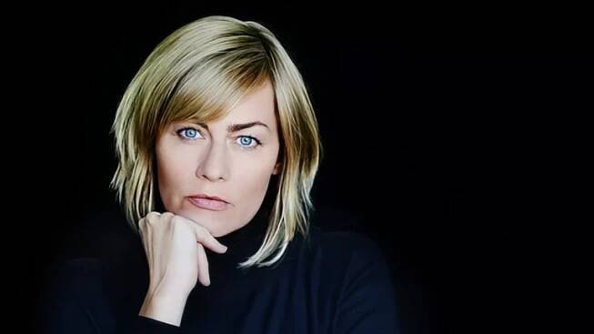 Schauspielerin Gesine Cukrowski schaut in die Kamera. Sie ist in Film und Fernsehen zu Hause, aber auch auf Bühnen fühlt sie sich wohl: Gesine Crukowski ist eines der bekanntesten Fernsehgesichter Deutschlands. Sie fordert mit ihrer Initiative 