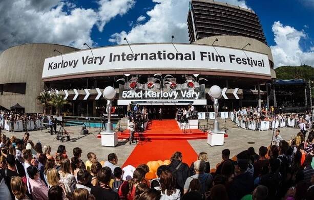 Zadlužený stát pošle miliardářům, nově vlastnícím karlovarský festival, přes sto čtyřicet milionů – Nová republika