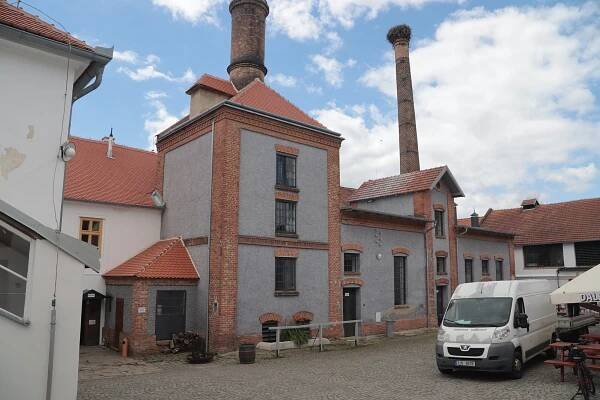 Soubor:Overview of old boiling house of Dalešice Brewery in Dalešice, Třebíč District.jpg
