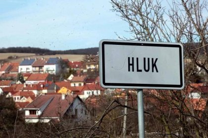 Hluk je město v okrese Uherské Hradiště ve Zlínském kraji, 10 km jihovýchodně od Uherského Hradiště na potoce Okluky s tvrzí.