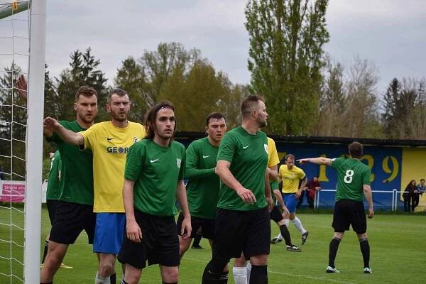 FK Bohemia Kaznějov (žlutí).