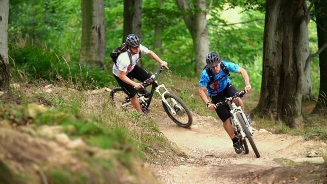 Cyklotrasy pro odvážné. Kam v Česku do bikeparků a na adrenalinové stezky pro malé i zkušené