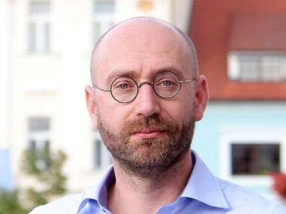 „Socializmus odměňuje líné idioty,“ řekl Radovan Vávra. „Milion lidí v Česku hladoví a je jim zima. Za vlády líných idiotů to bylo jinak,“ odporuje sociolog Petr Hampl - Pravda24