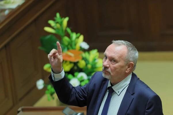 Kováčik po pádu ze střechy: Koronavirus by pro mě byl fatální. Kdy se vrátí do Sněmovny?