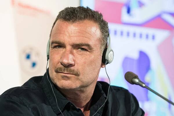 Americký herec Liev Schreiber sbírá peníze na pomoc Ukrajině. Nyní je na festivalu v Karlových Varech