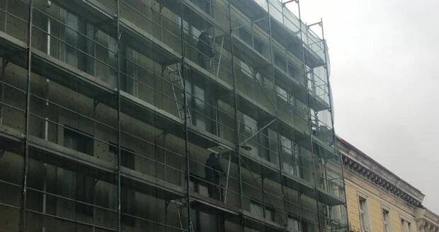 Vysmátý dělník v Olomouci čůral z lešení: „Močometem“ chodci potřísnil obličej?!