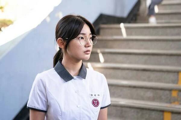 Lee Eun-saem S-line rolepeople' 'girl' 'uniform' 'glasses' 'stairs.