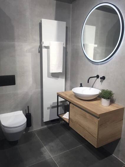 Moderne badkamer met toilet, wastafel en spiegel