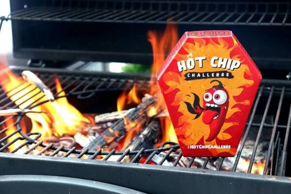 Hot chip challenge - Sníme nejpálivější chips na světě! | Food Trip Duo