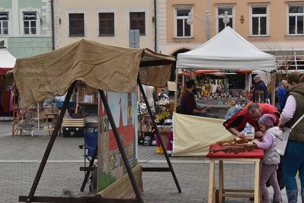 V Budějovicích začaly jarní trhy. Podívejte se, kolik dáte za občerstvení