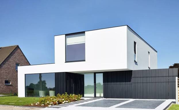 VÝRAZNÁ FASÁDA DÍKY HRAVÉ KOMBINACI VERTIKÁLNÍCH FASÁDNÍCH PROFILŮ. | CZECH DECO TEAM