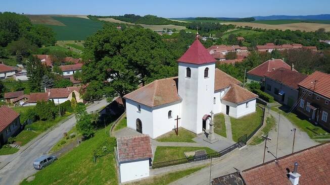 Kostel Všech Svatých v Dobročkovicích