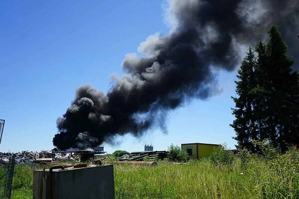 FOTO, VIDEO: Nad Tachovem shořela skládka pneumatik a autovraků