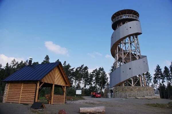 Rozhledna a přístřešek na vrcholu Velkého Kosíře | foto: Miroslav Kobza,  Český rozhlas