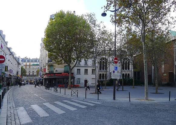 トルスィ通りとレヴァンジル通りとの交差点から見るトルスィ広場 (Place de Torcy vue du carrefour de la rue de Torcy et de la rue de l'Évangile.)
