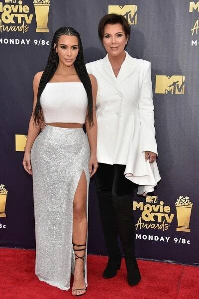 Kim Kardashian opět kralovala červenému koberci. Mohl za to její účes, kvůli kterému ji v minulosti kritizovali