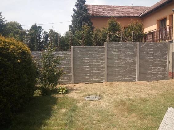 Betonové skládané ploty – Stavba plotů – KM Exteriéry