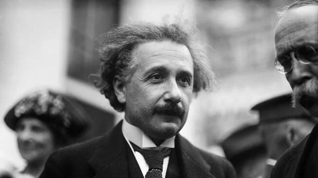 Ilustrátor Mareš vytvořil komiksy o historii Prahy. Vystupují v nich Einstein, Golem i Kafka
