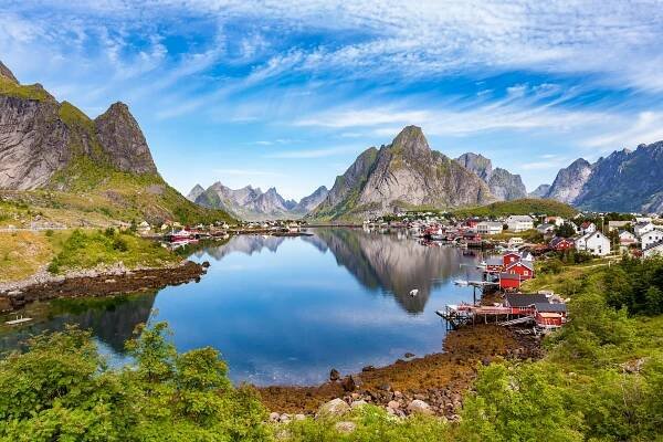 Jann finner nordlys rundt nærmeste fjell i Lofoten - Nord-Norge