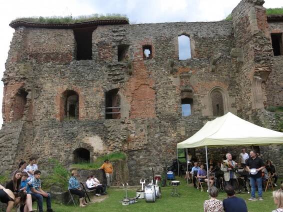 Klášterecká umělecká škola dobyla hrad Krakovec - Oficiální stránky města Klášterec nad Ohří