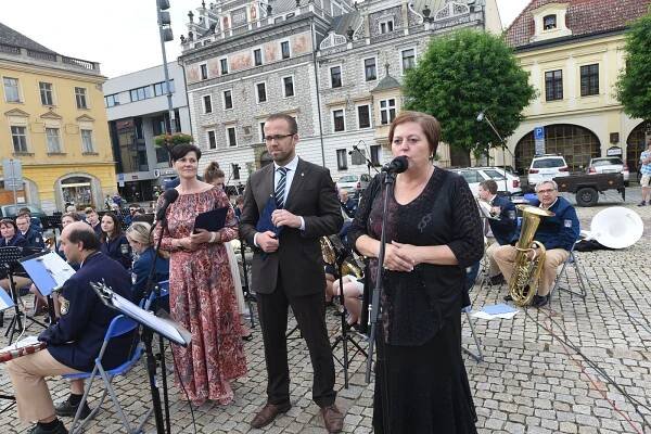 Pocta Františku Kmochovi: kolínským náměstím zněla opět dechová hudba
