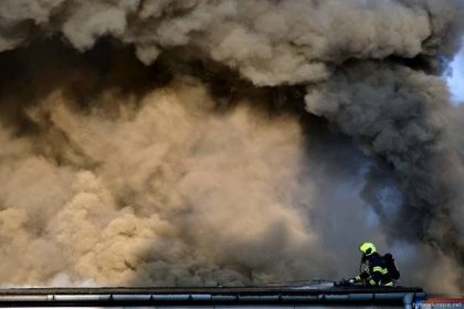 Byl vyhlášen zvláštní stupeň poplach při požáru hal a obchodních prostor v Otrokovicích škody budou vysoké – PF noviny