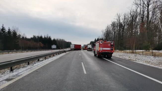 Nehoda kamionu na dálnici D3