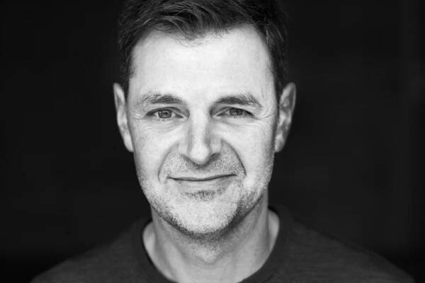 Novinář Saša Michailidis se v Akcentu ČRo Vltava zaměří na to, jak Spotify a další streamovací platformy změnily hudbu i její poslech. | Foto: Tomáš Vodňanský, ČRo Vltava