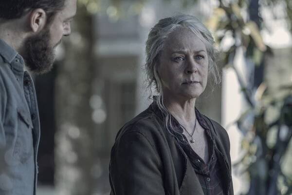 Živí mrtví - Uvnitř - Z filmu - Ross Marquand, Melissa McBride
