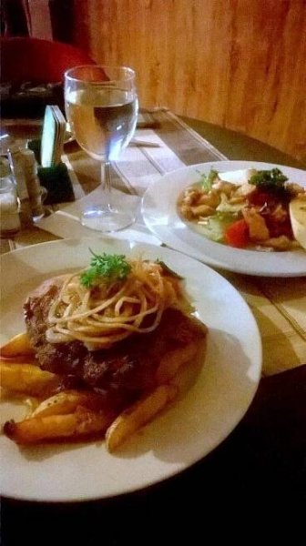 2x steak z vepřové krkovice: šťavnatá pečínka + americké brambory a omáčka